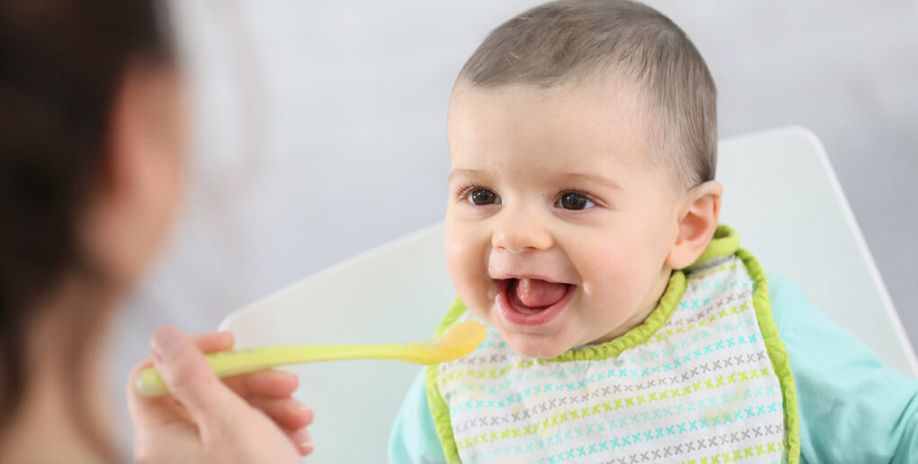 Nên làm gì khi bé ăn dặm không chịu uống sữa?