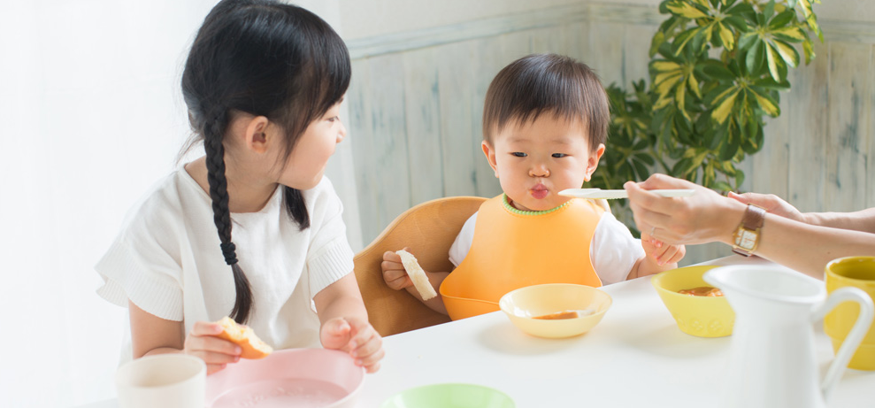 Giải đáp thắc mắc bé ăn dặm bao nhiêu là đủ?